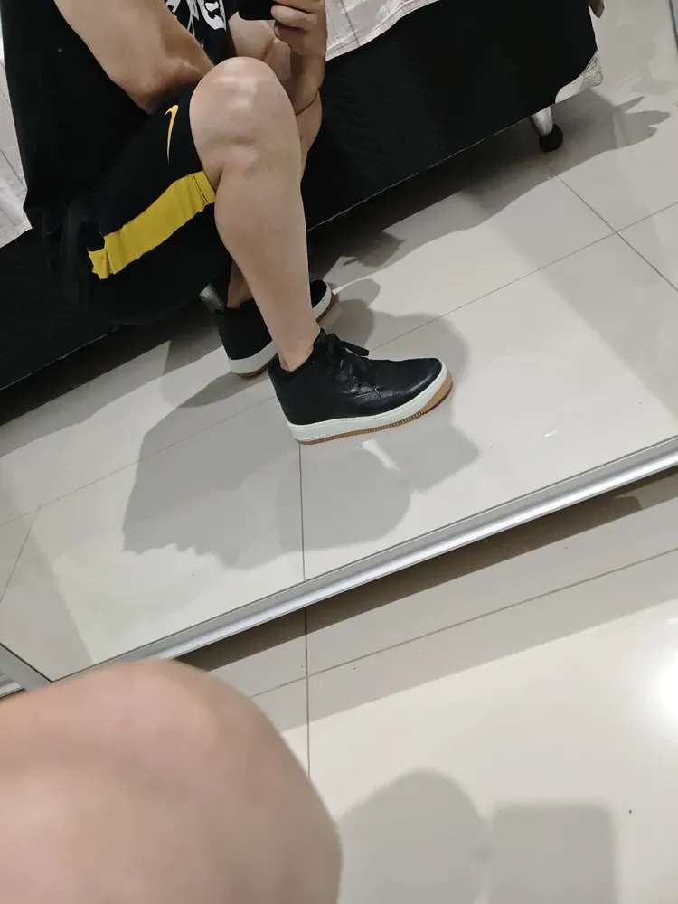Foto enviada por comprador: tênis Thunder preto sendo segurado na mão, mostrando o couro e o solado.
