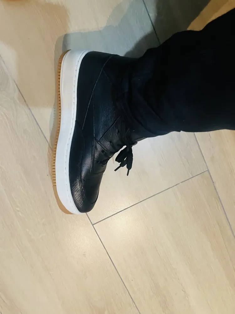Foto enviada por comprador: tênis Thunder preto calçado, vista lateral em piso claro.